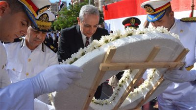 محافظ الغربية يضع إكليل الزهور على النصب التذكاري