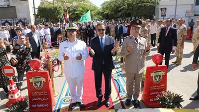 محافظ المنوفية يضع إكليلاً من  الزهور على النصب التذكاري