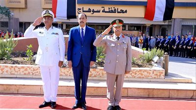 محافظ سوهاج يضع إكليلا من الزهور على النصب التذكاري لشهداء أكتوبر 