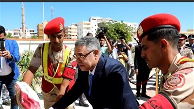 محافظ البحر الأحمر يضع اكليل الزهور على النصب التذكاري للشهداء 