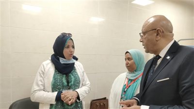 وكيل صحة قنا يتفقد القافلة الطبية بقرية المحروسة