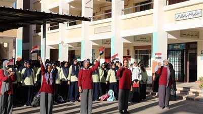 نائب محافظ البحر الأحمر تشهد طابور الصباح بمدرسة الغردقة الثانوية بنات