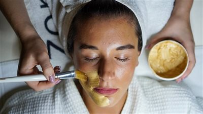 قناع الكركم والعسل.. المزيج الذهبي لبشرة صافية ومشرقة