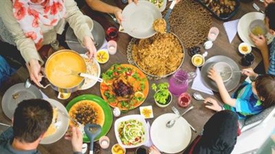 3 آداب لتناول الطعام من القرآن والسنة 