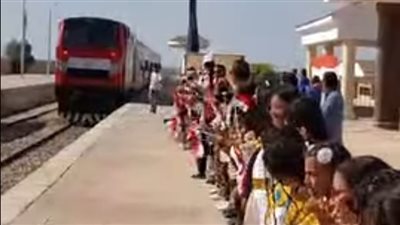 تلاميذ مدارس القنطرة شرق يستقبلون قطار سيناء بالورود واعلام مصر