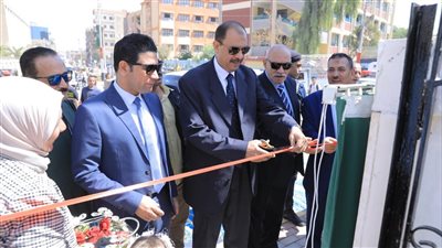 محافظ سوهاج يسلم 12 مواطنا فى طهطا نموذج 8 تصالح 