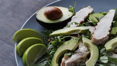 طريق تحضير سلطة الدجاج والأفوكادو الصحية