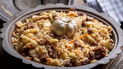 أرز الحشوة باللحمة المفرومة والمكسرات