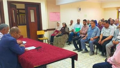 وكيل تعليم فرشوط يجتمع مع مسئولى الاحصاء ومديرى المدارس