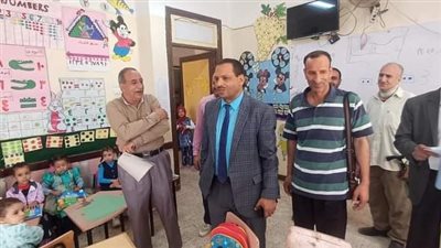 مدير تعليم أبوتشت يتابع انتظام الدراسة بمدرسة ام حامد للتعليم الأساسي