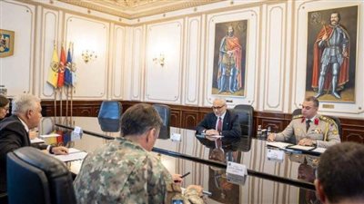 لقاء سفير مصر لدى بوخارست مع وزير الدفاع الروماني