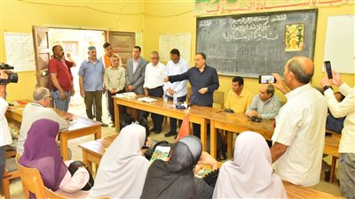 محافظ أسيوط يشهد أنشطة وفعاليات بقرية موشا كنموذج 