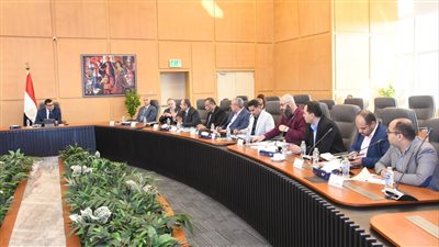 وزير الإسكان يتابع سير العمل بمشروعات المياه والصرف وأبراج العلمين الجديدة 