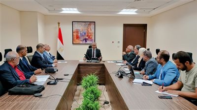 نائب وزير الاسكان  يلتقي بممثلي أحد المصانع المحلية المتخصصة في تصنيع المهمات الكهروميكانيكية