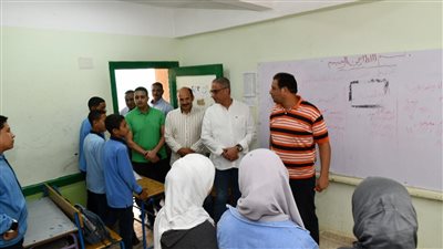 محافظ الفيوم يفاجئ مدرسة أبوصير لمتابعة انتظام الدراسة 