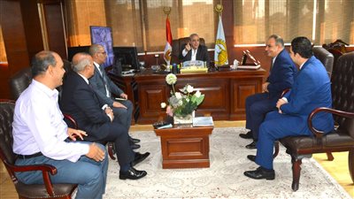 محافظ الغربية يناقش أعمال مركز خدمات مصر مع وفد وزارة التخطيط
