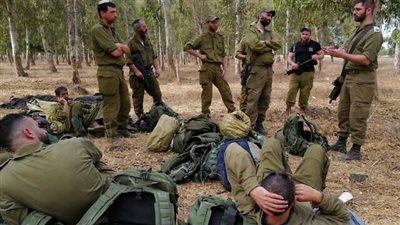 130 عسكريًا احتياطيًا إسرائيليًا يرفضون الخدمة قبل استعادة المخطوفين