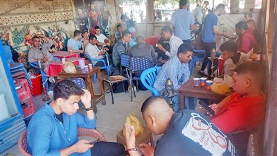 المقاهي تصطاد طلاب المدارس