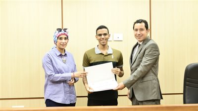 تكريم الطلاب المتميزين دراسيًا بحاسبات ومعلومات الأقصر 