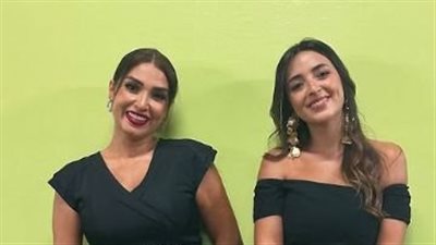 بنفس اللون روجينا وابنتها يخطفان الانظار 