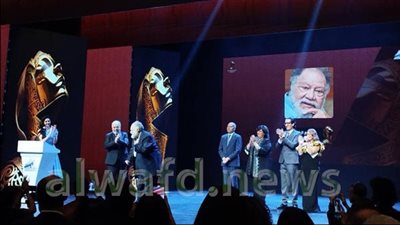 يحيى الفخراني يهدي تكريمه في مهرجان نقابة الممثلين لـ حمدي غيث  (اعرف القصة)