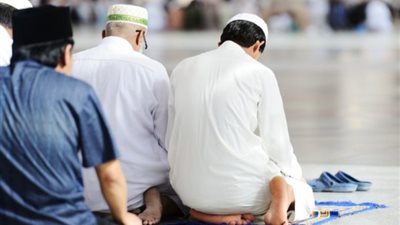 هل يجوز الصلاة بين المغرب والعشاء؟