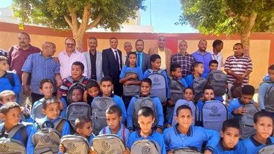 شنط وادوات مدرسية لتكريم العائدين الي المدارس بأبوتشت