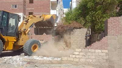 رئيس حي جنوب الغردقة ينفذ حملة إزالة داخل نطاق الحي