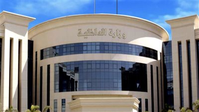 إدعاء فتاة بالقاھرة بقیام مجھولين بسرقة حقیبتھا وسحلھا بالطریق