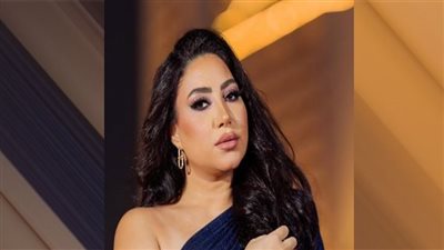 بوسي تبرز أنوثتها بالأزرق الزاهي