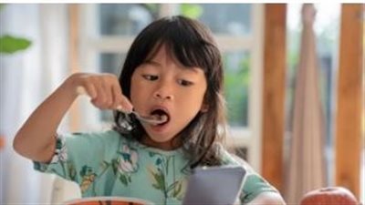 علاقة الجلوس على الهاتف بزيادة وزن الأطفال