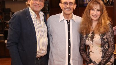 نيللي وخالد يوسف يشاهدان 