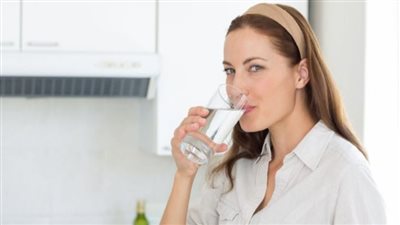 شرب الماء يساعد في تجنب حصوات الكُلى.. كم يجب أن تشرب؟