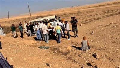 إصابة 12 طالبا وطالبة في انقلاب سيارة ميكروباص علي طريق قنا