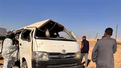 بالأسماء.. إصابة 11 شخصا في حادث انقلاب سيارة ميكروباص بقنا 