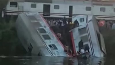 عاجل.. أول صور من تصادم قطاري سكة حديد في المنيا وسقوط عربتين في ترعة الإبراهيمية