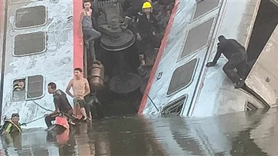 إنتشال أول حالة وفاة في حادث تصادم قطار المنيا