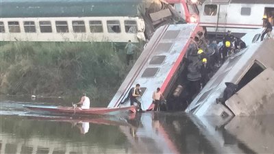 الصيادون يشاركون الحماية المدنية في انتشال ضحايا حادث قطار المنيا 