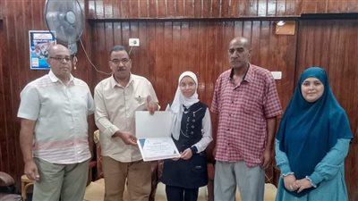 مدير تعليم قوص يكرم الطالبات الفائزات بمسابقة التنمية المستدامة