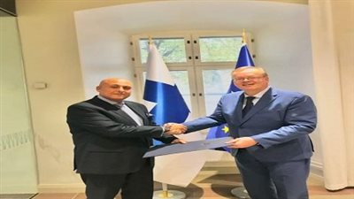 السفير المصري في هلسنكي يسلم صورة من أوراق الاعتماد لمدير المراسم الفنلندية