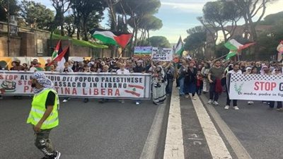 طوفان بشري في شوارع روما واعلام فلسطين تغطي سماء المدينة 