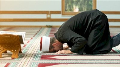 حكم وجود طريق فاصل بين مصلى الرجال والنساء