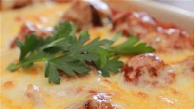 مكرونة مع كرات اللحم والجبن بالفرن