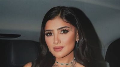 مي عمر تتزين بالزمرد ولون الملكات 