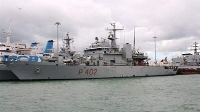 إيطاليا ترحل أولى مجموعات المهاجرين لمراكز في ألبانيا