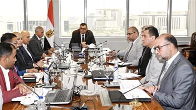 وزير الإسكان يتابع سير العمل بمشروعات تنفذها 