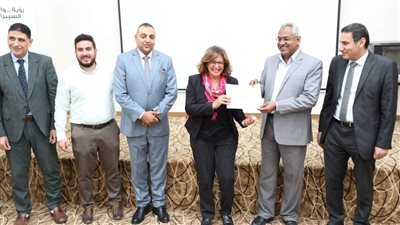 سكرتير مساعد البحر الأحمر يسلم شهادات اجتياز دورة تعزيز الوعي بالأمن السيبراني للمجموعة الأولى