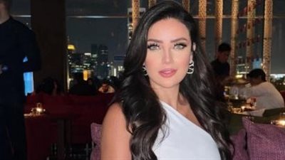 رضوى الشربيني تتألق بالأزرق الزاهي 