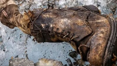      بقايا قدم داخل حذاء عمره قرن فوق جبل إيفرست
