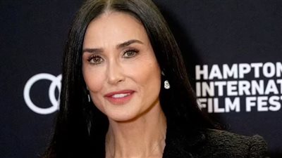 ديمي مور تخطف الأنظار ببشرة متألقة رغم تجاوزها الستين 